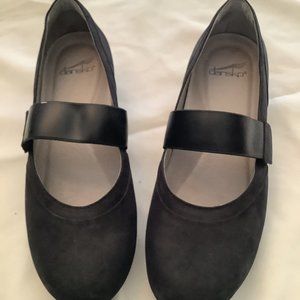 7.5M Dansko black shoe  (last week on Poshmark then goes to donation